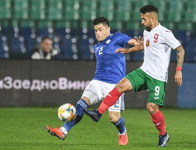Jorge Moreira reapareció en la convocatoria de la selección y por primera vez en el ciclo de Eduardo Berizzo. El lateral derecho jugó los 90 minutos en el  amistoso frente a Bulgaria. En la imagen, con el brasileño naturalizado búlgaro Wanderson (9).
