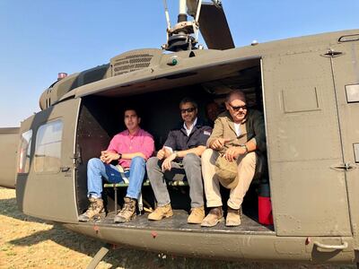 Abdo Benítez (centro), junto a Joaquín Roa (derecha) en un helicóptero de la Fuerza Aérea.