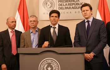 fernando-leri-frizza-c-de-puertos-caacupemi-con-otros-empresarios-ayer-tras-reunirse-con-el-presidente-cartes--220122000000-1420526.jpg