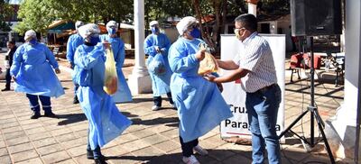 Los voluntarios entregan las donaciones a uno de los representantes de la comunidad indígena.