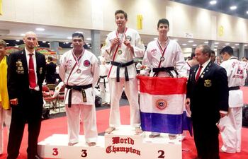 lucas-sosa-con-la-bandera-paraguaya-en-su-manos-en-el-segundo-escalon-del-podio-dentro-de-la-categoria-3er-dan--222438000000-1601072.jpg