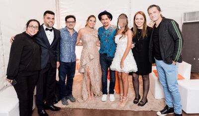 Roberto Paredes (2º de la izq.) aparece con su esposa y su hija junto a los componentes del grupo colombiano Bacilos en la noche del quince años de la joven cuando ofrecieron una lujosa fiesta.