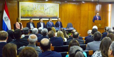 Fernando Filártiga, nuevo integrante en el directorio del BCP, junto a las demás autoridades del ente monetario.