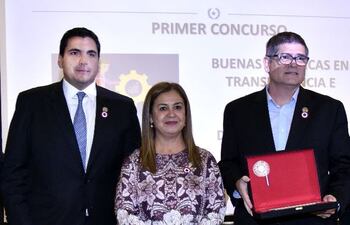 la-ministra-de-senac-c-teresa-rojas-junto-con-otras-autoridades-y-representantes-de-la-conmebol-ayer--204043000000-1833416.jpg