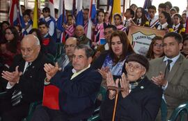 don-prospero-rojas-garay-de-102-anos-con-baston-a-cuesta-hizo-presencia-ayer-en-el-acto-donde-recibio-un-homenaje-solo-quedan-dos-heroes-en-toda-e-222003000000-1633896.jpg
