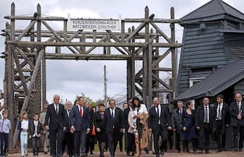 el-presidente-de-francia-franois-hollande-junto-a-su-comitiva-e-invitados-especiales-durante-un-recorrido-por-el-unico-campo-de-concentracion-nazi-193906000000-1322168.jpg