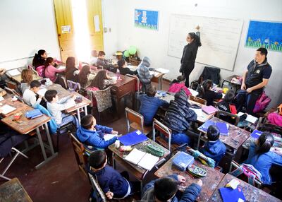 Maestra del 2° grado desarrolla su clase mientras aguarda su turno el profesor del 3°. Los alumnos se confunden todo.