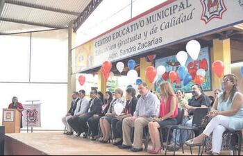 la-intendenta-sandra-mcleod-anr-y-su-esposo-javier-zacarias-en-la-apertura-del-ano-lectivo-en-la-escuela-municipal--02255000000-1568142.jpg