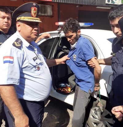 Agentes policiales llevaron nuevamente a Jorge González a Tacumbú, tras ser recapturado.