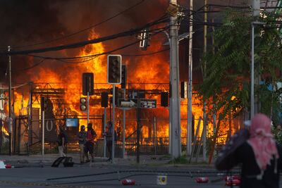 Manifestantes incendian un predio en construcción en una protesta por la muerte de Jorge Mora, atropellado por un camión de los carabineros.