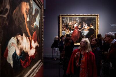 Los visitantes observan en Budapest las obras expuestas en la muestra titulada 'Rubens, Van Dyck and the Splendour of Flemish Painting'.