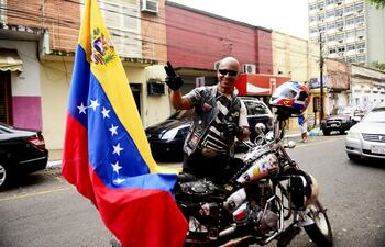 el-escultor-venezolano-bayron-paz-ha-recorrido-varios-paises-de-sudamerica-en-moto-y-quiere-un-espacio-donde-exponer-una-estatua-sobre-la-situacion-qu-192627000000-1831807.jpg