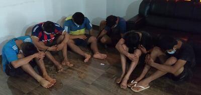 Los seis  paraguayos  que fueron capturados por efectivos de la Marina cuando trataron de cruzar el río Paraná a nado hacia el lado brasileño. Otros dos que estaban con ellos escaparon.