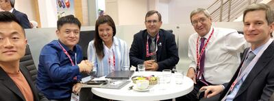 Empresarios de China Continental (izq) con representantes de la Cámara Paraguaya de la Carne (CPC) en Anuga, Alemania. Korni Pauls (camisa) lamento no poder cerrar negocios con ellos.