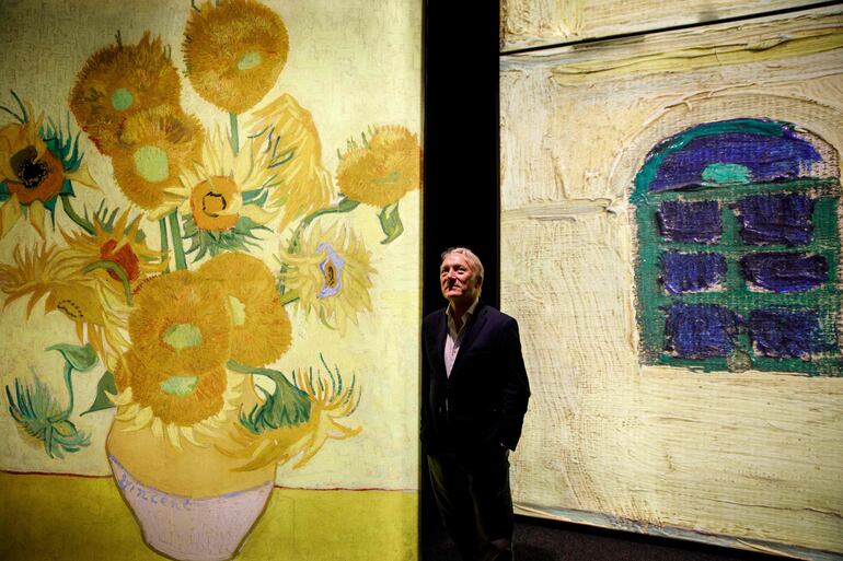 Reproducciones de las famosas obras de Van Gogh, aparecen en la exposición.