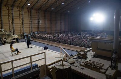 En esta foto de archivo tomada el 26 de diciembre de 2018, el presidente de los Estados Unidos, Donald Trump, habla a los miembros del ejército de los EE.UU., mientras la Primera Dama, Melania Trump, observa durante un viaje no anunciado a la base aérea de Al Asad en Irak. Irán disparó misiles el 8 de enero de 2020 en las bases iraquíes que albergan al ejército estadounidense, dijeron funcionarios en Washington y Teherán, en el primer acto de venganza prometida por la república islámica por el asesinato de un alto general iraní por parte de Estados Unidos. El Pentágono dijo que todavía estaba "trabajando en evaluaciones iniciales de daños de batalla" después de que "Irán lanzó más de una docena de misiles balísticos contra las fuerzas militares y de coalición de Estados Unidos en Irak".