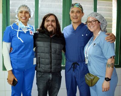 El joven paraguayo Enrique Galván (segundo a la izq.) con algunos miembros del equipo médico de la Fundación ImaHelps.