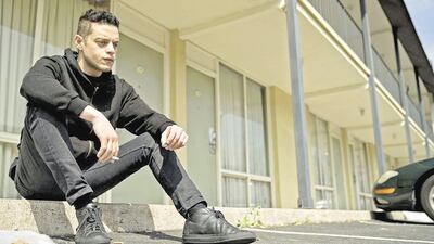 Rami Said Malek (Los Ángeles,  1981) como el ingeniero de seguridad informática y pirata informático Elliot Alderson, protagonista de la serie Mr. Robot (Sam Esmail, 2015-2019).