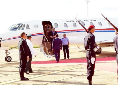El presidente Mario Abdo desciende del avión en el que viajó a Argentina y es recibido por el vicepresidente Hugo Velázquez.