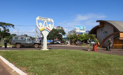 Militares custodian la línea internacional en el acceso a Pedro Juan Caballero.    Desde el Ministerio de Salud insisten con el aislamiento social como única alternativa.