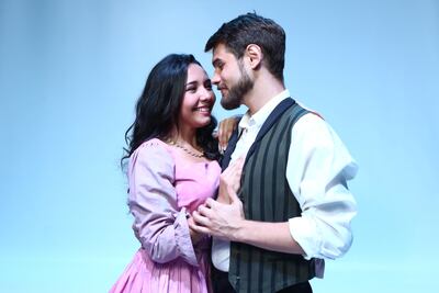 Eli Marín y Erik Gehre intepretan a una joven pareja cuya historia de amor se ve interrumpida por la Guerra contra la Triple Alianza.