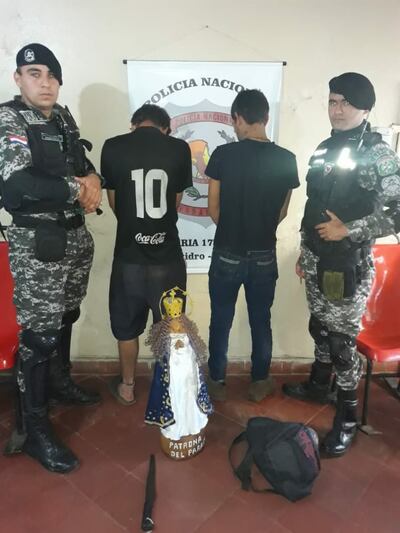 Agentes del Grupo Lince custodian a los sospechosos detenidos.