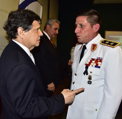 El comandante de la Policía Nacional, Francisco Resquín (d), junto con el actual ministro del Interior, Euclides Acevedo.