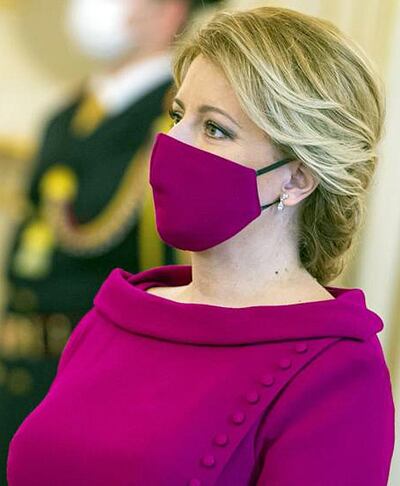La presidenta de Eslovaquia, Zuzana Caputova, optó por una mascarilla color magenta, que hizo juego con su vestido.