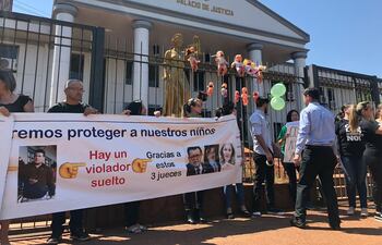 Los ciudadanos llevan movilizados en repudio a los tres magistrados.