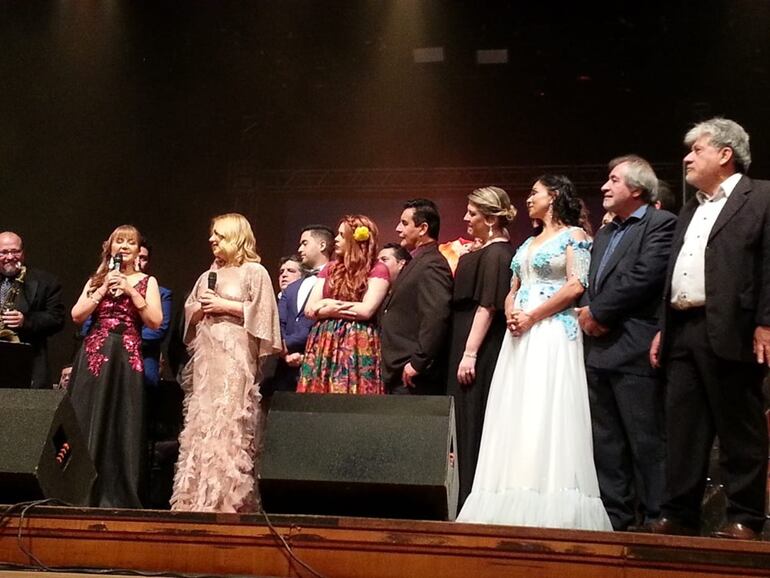 Cierre fantástico con Menchi y gran elenco cantando "Recuerdo de Ypacarai".