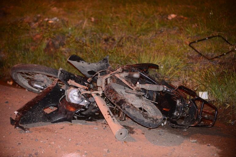 Así de destruida quedó la motocicleta cuyos ocupantes fallecieron.
