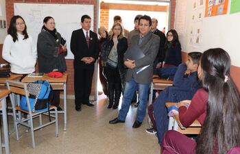 el-ministro-recorrio-el-centro-regional-durante-su-primera-visita-a-alto-parana-el-colegio-contara-con-un-nuevo-bachillerato-en-mecanica-automotriz--205015000000-1721909.jpg