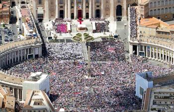 la-plaza-de-san-pedro-de-la-ciudad-del-vaticano-lugar-de-reunion-de-miles-de-fieles-en-los-grandes-actos-catolicos--210156000000-1399004.jpg