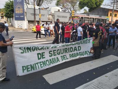 Agentes penitenciarios de varios penales del país cerraron este lunes de forma parcial la calle Rodríguez de Francia en su intersección con la avenida Estados Unidos para exigir un aumento salarial del 30% y otras mejoras laborales.