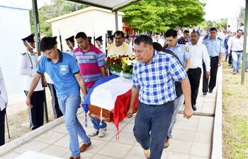 un-grupo-de-parientes-camaradas-y-amigos-ingresan-los-restos-mortales-del-oficial-inspector-esteban-villar-burgos-en-el-campo-santo-de-santani--01857000000-1558627.jpg