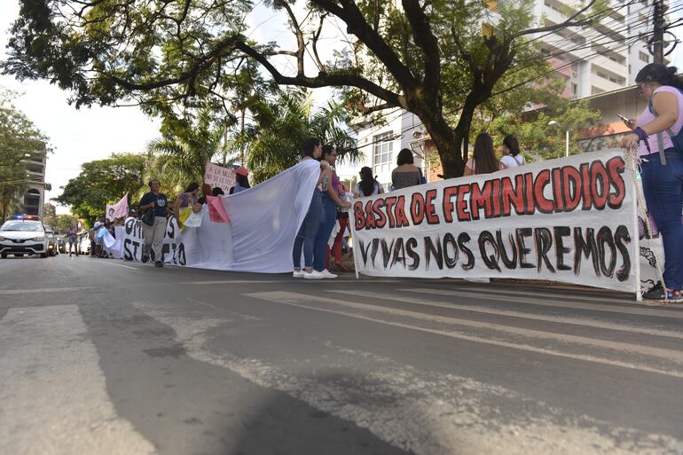Los manifestantes en el microcentro esteño exigieron el cese de violencia hacia la mujer.