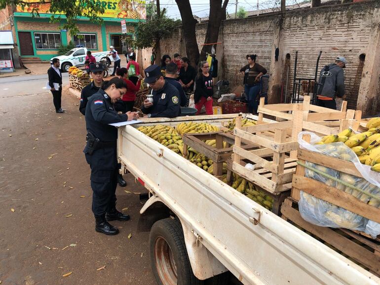 Son 15 los vendedores informales que fueron desalojados del sitio.