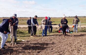 los-tecnicos-del-mag-capacitan-a-los-agricultores-en-la-preparacion-de-la-estructura-y-colocacion-de-media-sombra--210546000000-1724808.jpg