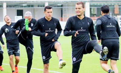 William Mendieta y Néstor Camacho, del equipo  Olimpia que jugó  ayer el amistoso con River.