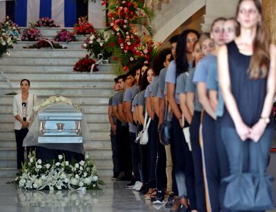 La subdirectora artística del Ballet Nacional de Cuba, Viengsay Valdés (i), realiza la última guardia de honor durante el funeral de la legendaria bailarina Alicia Alonso, junto a los bailarines del BNC, este sábado en La Habana (Cuba). Cientos de personas acudieron a rendir un último tributo a Alonso, la prima ballerina assoluta de Cuba, que la despidió con un funeral masivo en el Gran Teatro de La Habana que lleva su nombre, trasmitido en vivo por la televisión estatal.