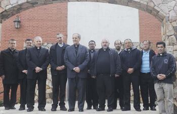 el-cardenal-beniamino-stella-quinto-de-la-izq-visito-ayer-a-los-formadores-y-seminaristas-del-seminario-mayor-nacional--193335000000-1477198.jpg
