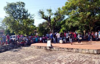 los-pobladores-de-la-compania-cabanas-durante-la-manifestacion-efectuada-frente-a-la-municipalidad-de-caacupe--210416000000-1066348.jpg