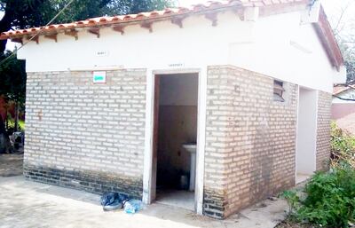 El sanitario sexado cuya construcción quedó inconclusa en la Escuela San Pedro Apóstol.