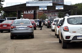a-las-0800-de-ayer-una-importante-fila-de-vehiculos-argentinos-comenzo-a-ingresar-a-encarnacion-hay-un-repunte--214733000000-1737922.jpg