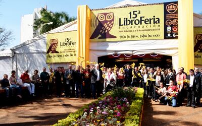 Momento de la apertura de la Libroferia Encarnación, con la presencia de  organizadores, expositores y el gobernador de Itapúa, en la Plaza de Armas.