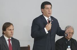 el-presidente-horacio-cartes-flanqueado-por-el-jefe-de-gabinete-juan-carlos-lopez-moreira-i-y-el-presidente-de-la-conferencia-episcopal-claudio-212155000000-1358994.jpg