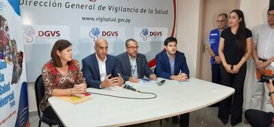 Dra. Teresa Barán, Dr. Julio Mazzoleni, Dr. Luis Roberto Escoto y Dr. Guillermo Sequera, durante la conferencia de ayer.