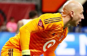 brad-guzan-con-un-pinganillo-en-la-oreja-durante-el-partido-223256000000-1740041.jpg