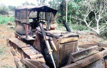 esta-es-la-topadora-que-se-incendio-hay-varias-maquinas-mas-como-esta-que-deforestan-libremente--02229000000-1271744.jpg