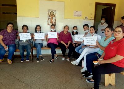 Algunos de los funcionarios del hospital distrital realizaron días atrás una manifestación para exigir el cobro de sus haberes.